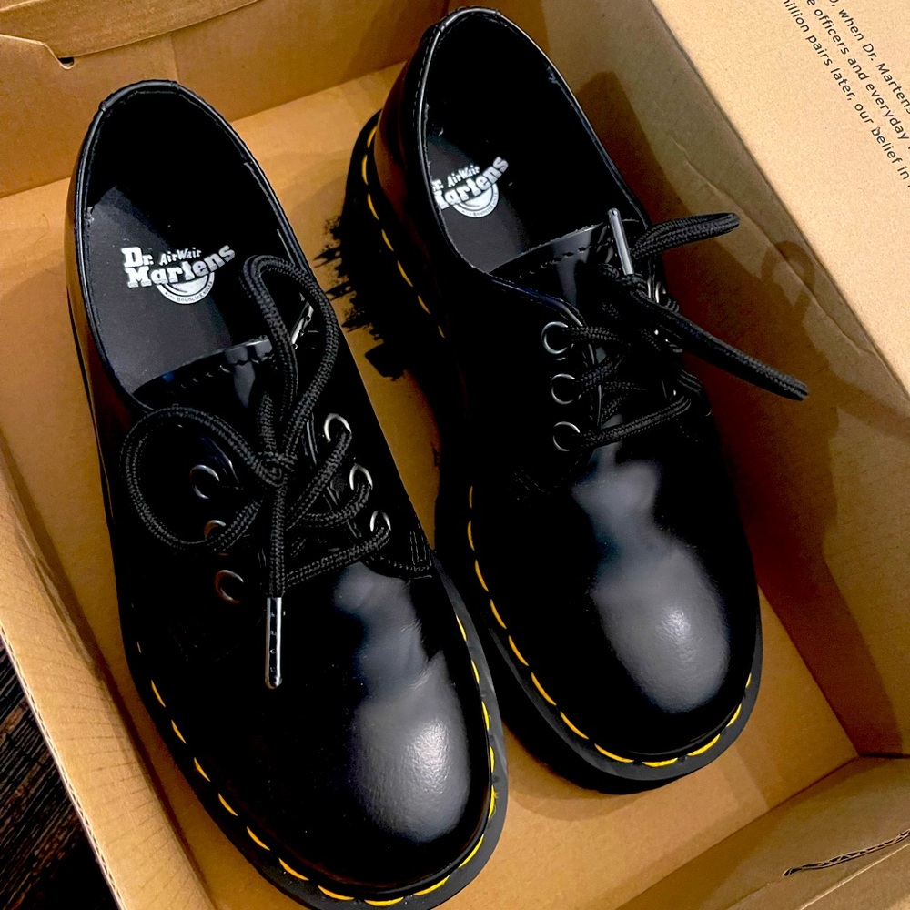 Size 4 for boys. Size 5 for girls. Perfect condition.